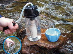 Чистая свежая питьевая вода в походе. Очистительные таблетки и портативные фильтры для очистки воды на природе.