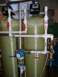на фото представлена установка для обезжелезивания воды