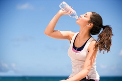 По мнению некоторых ученых - большинство хронических болезней можно вылечить регулярным употреблением обычной чистой воды.
